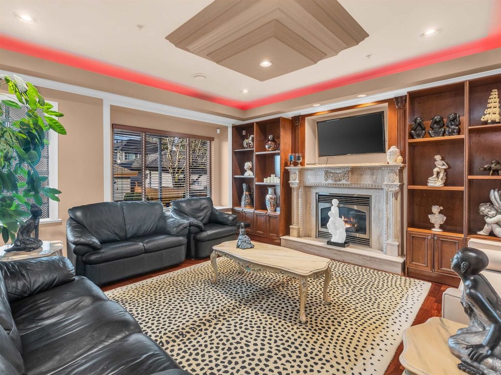 2325 W King Edward Ave