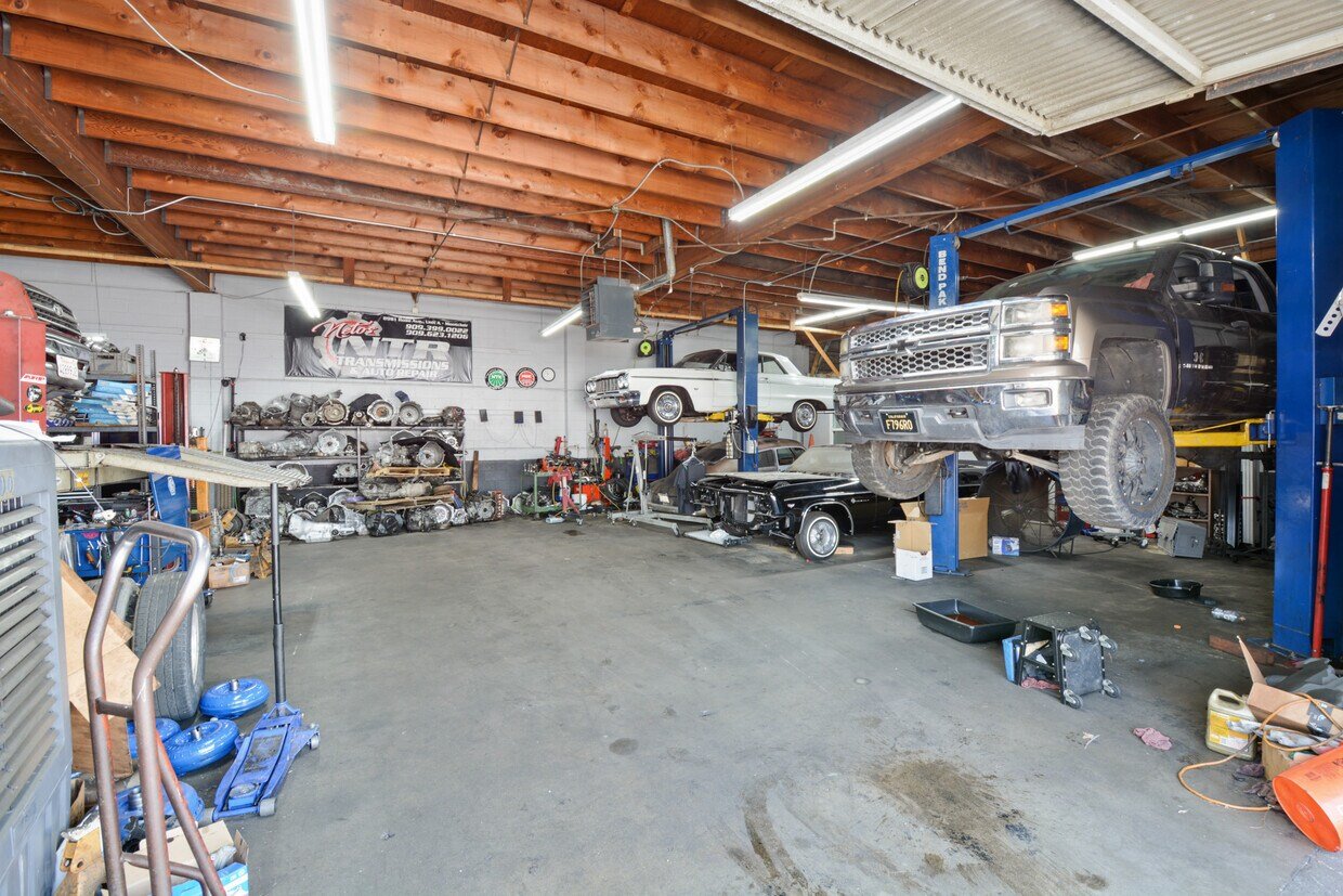 8981-8983 Rose Ave