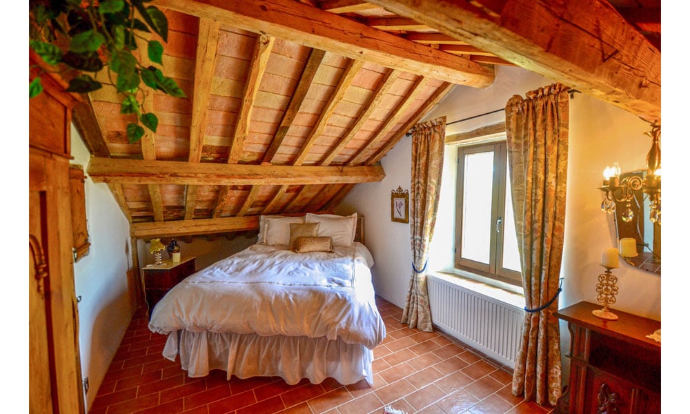 An Enviable Country Retreat With Panoramic Views in Colmurano, Le Marche