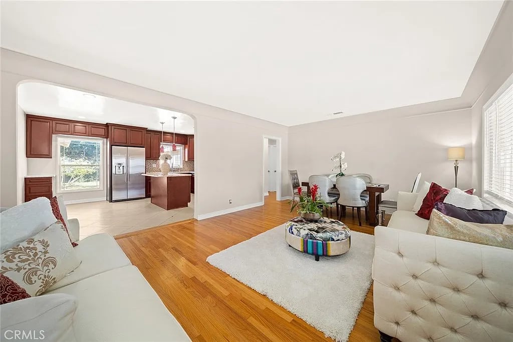 31 W Le Roy Ave