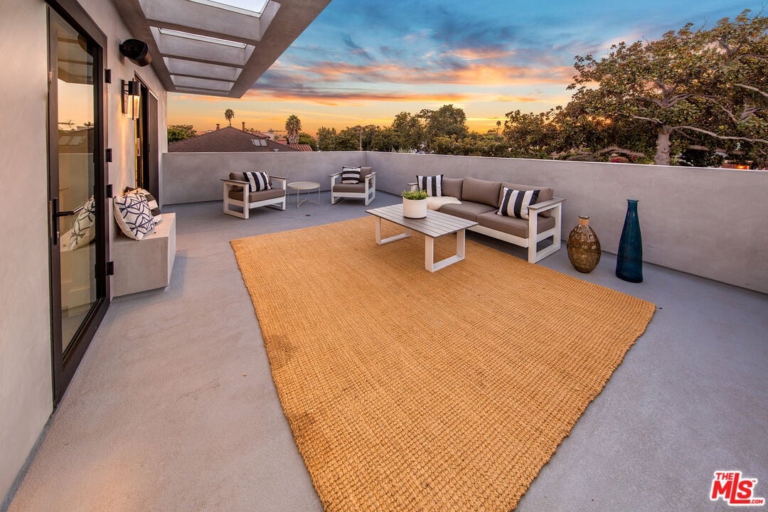 S Sherbourne Dr, 90035