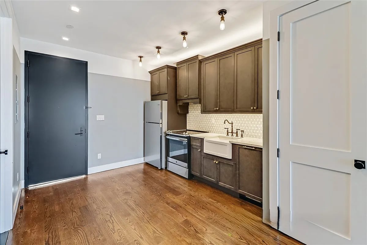 187 Kent Ave 609