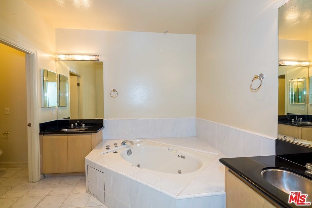 117 N Gale Dr #202
