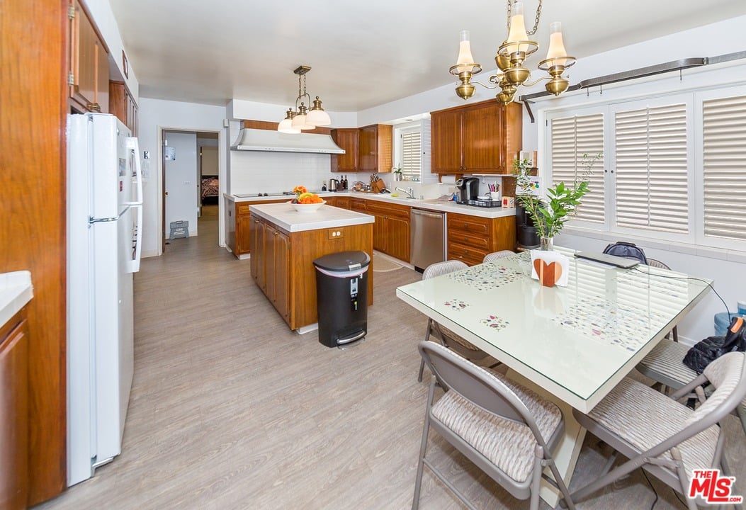 1912 S Roxbury Dr