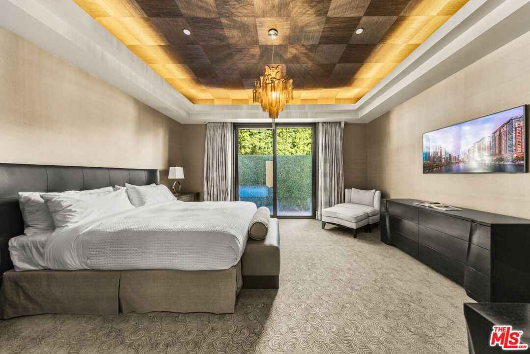 Crown Chateau 