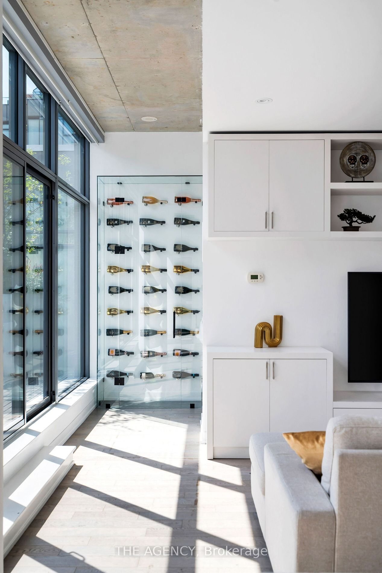 KING WEST LUXURY 