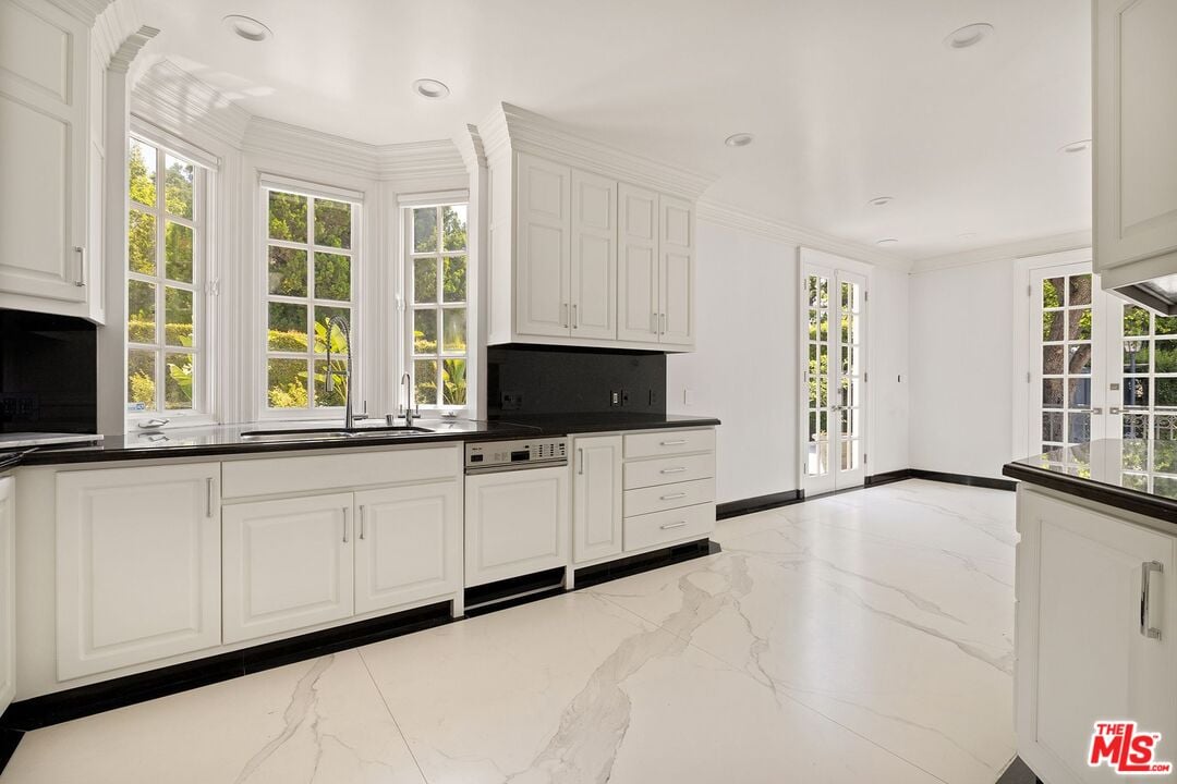 Northstar Manor, N Alta Dr, 90210