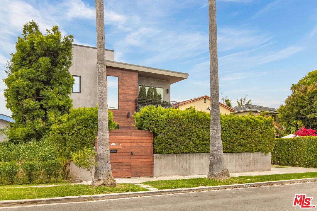 3557 Ashwood Ave