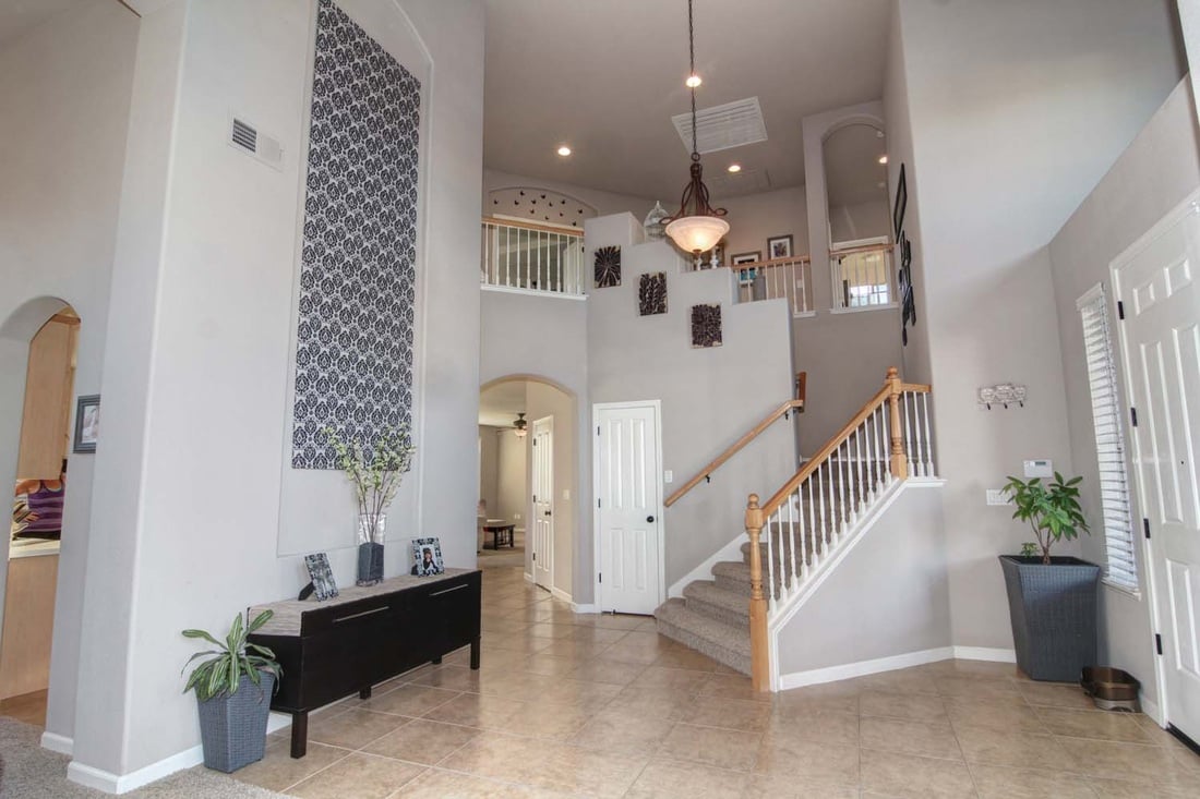 Gorgeous Lincoln 5 Bedroom Home for Sale!