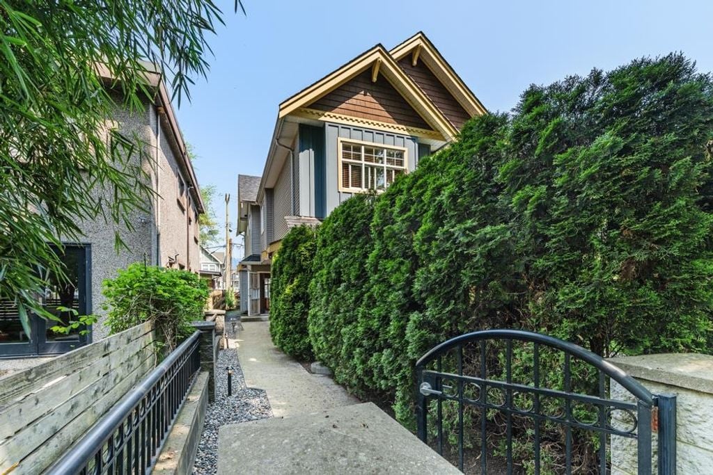 1607 E Georgia St