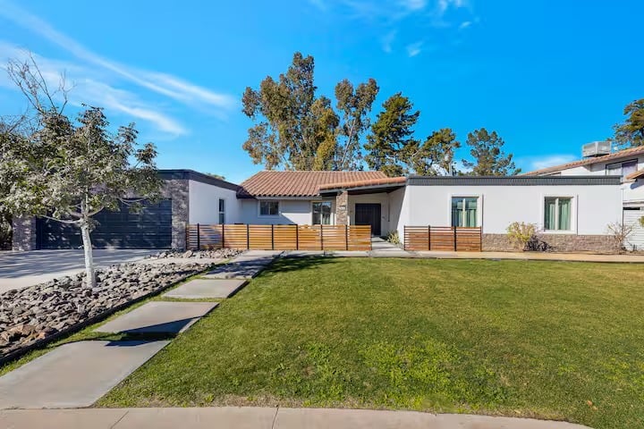 Huge Golf Course Home-Free Heated Pool/Theatre/Gym