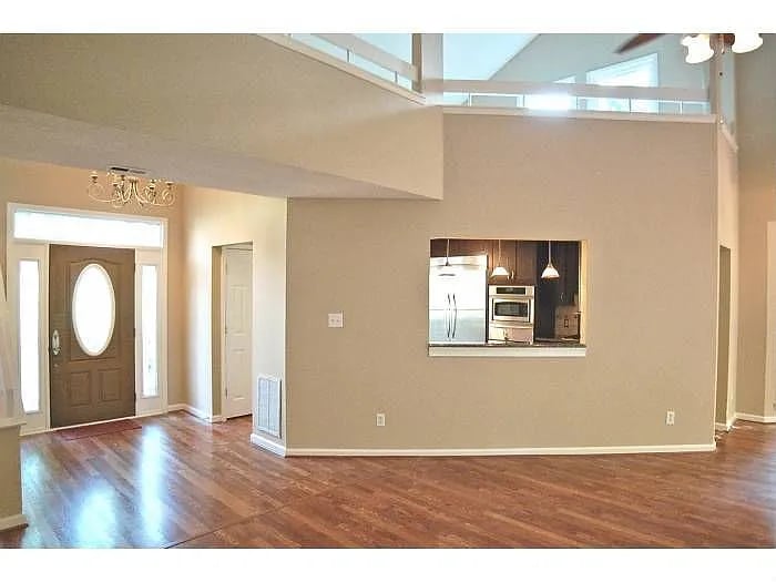 906 Houston Dr