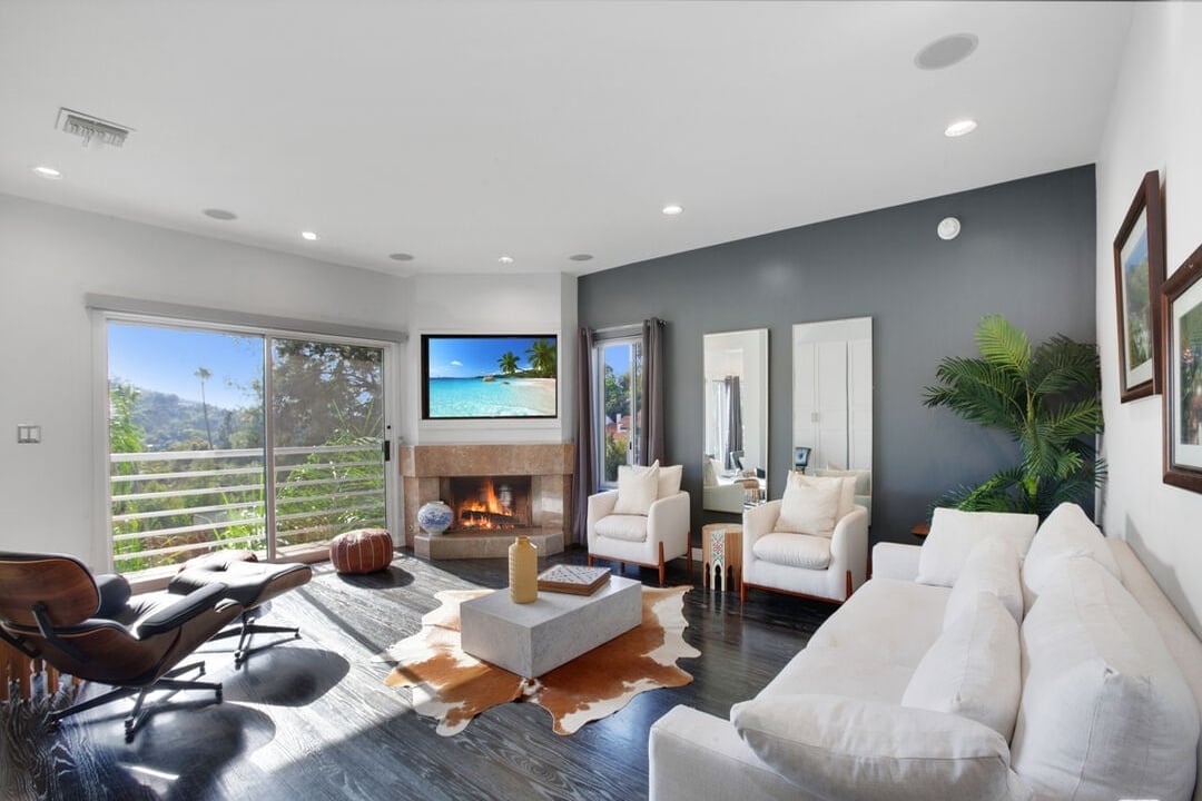 Solaris Manor, N Knoll Dr, 90068