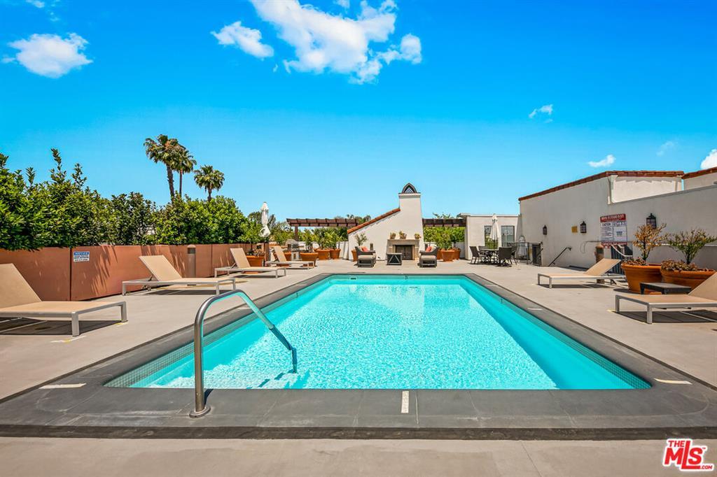 10648 Woodbridge 106, Toluca Lake
