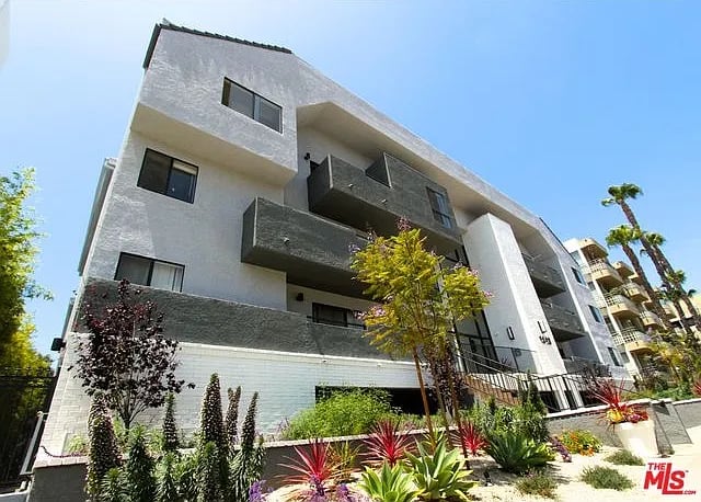 1823 HOLMBY AVE #303