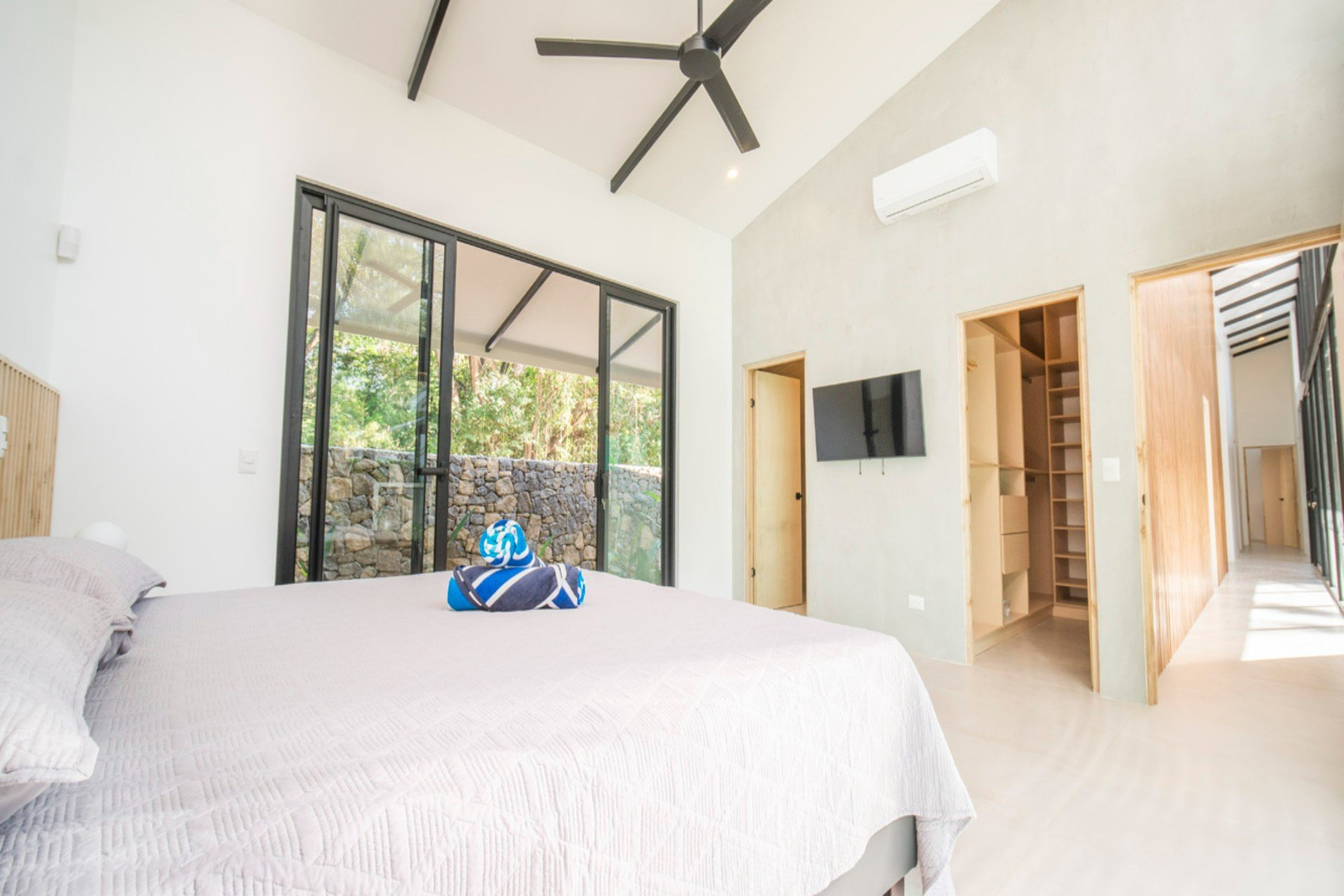 Casa Cenizaro | Elegant 4-Bed Tropical Retreat with Pool in Surfside, Potrero