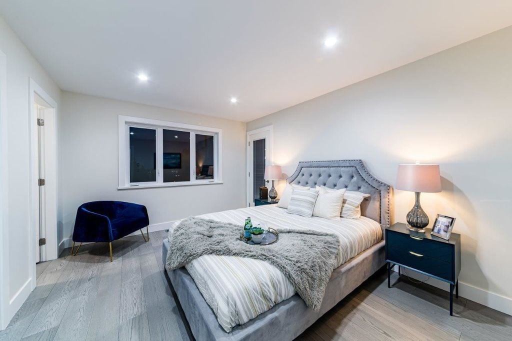 339 W 26th St