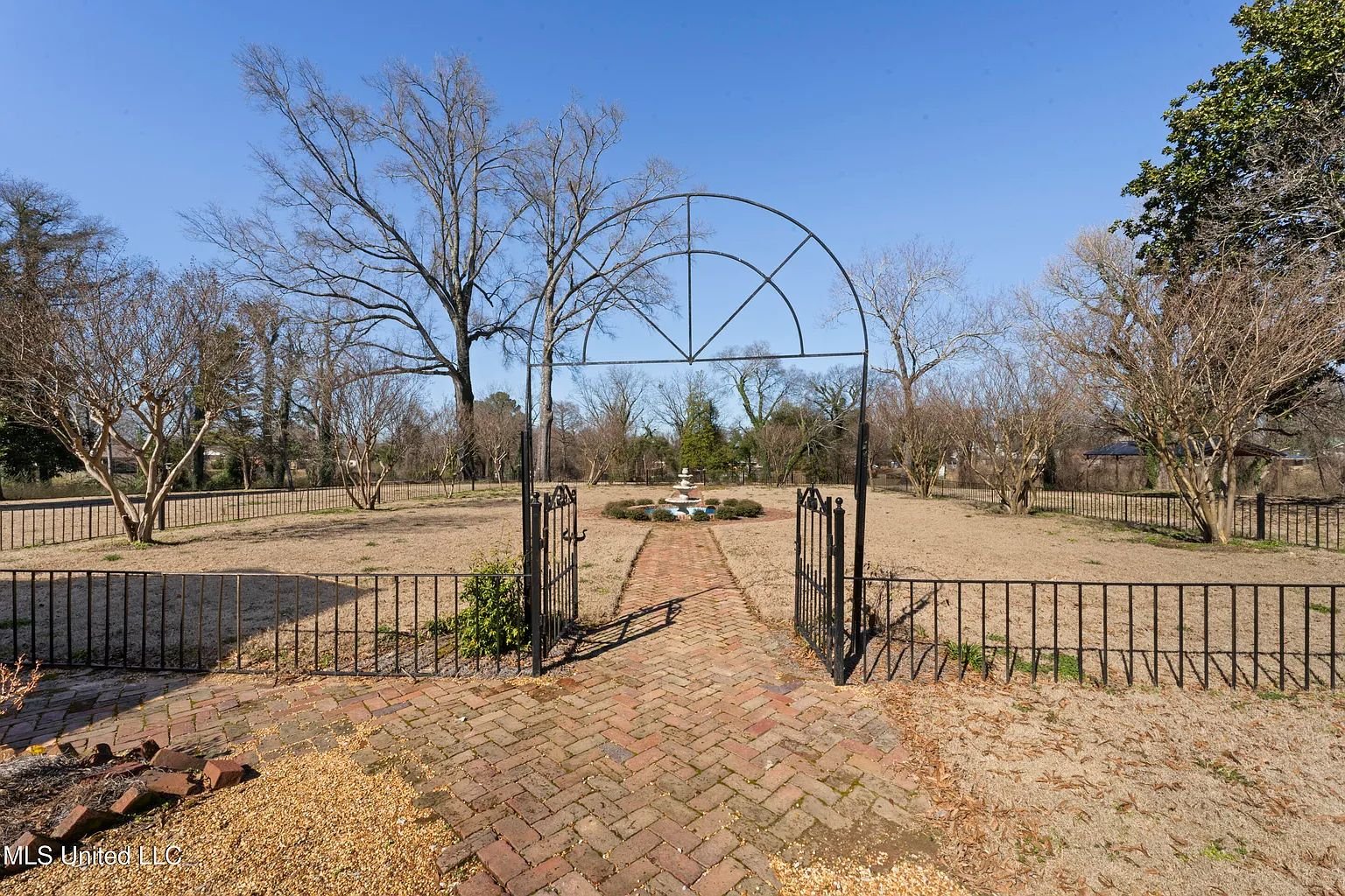 300 W Chulahoma Ave