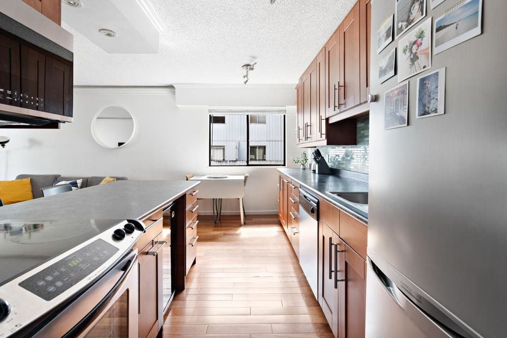 270 W 1st St, #202
