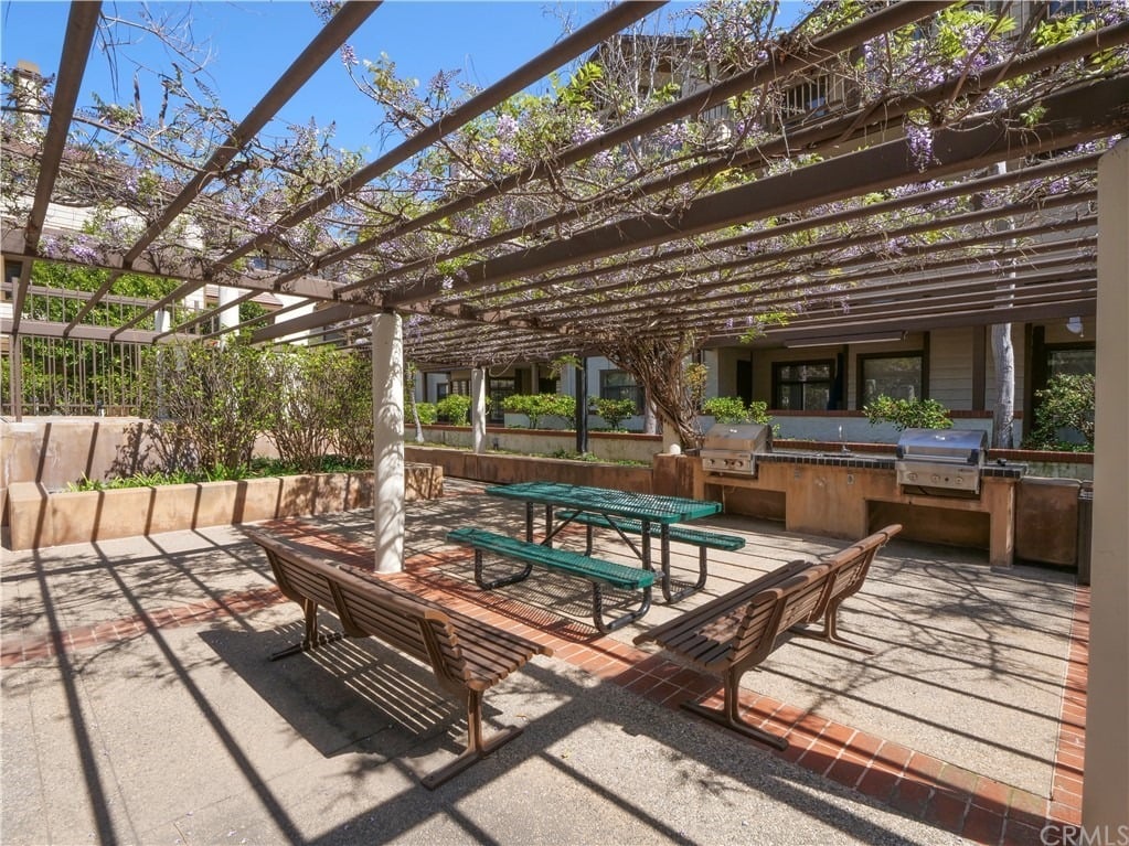 2563 Plaza Del Amo #204