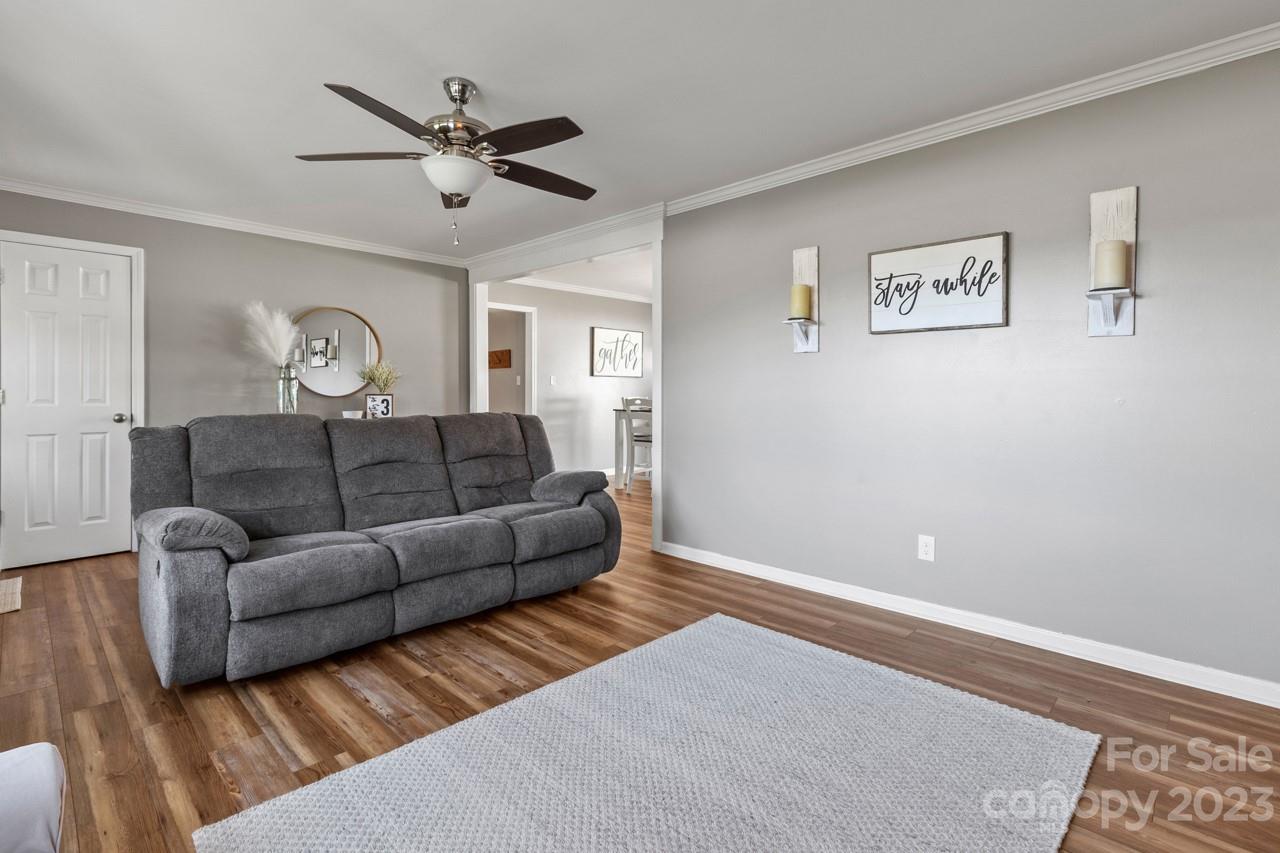 963 E Iredell Ave