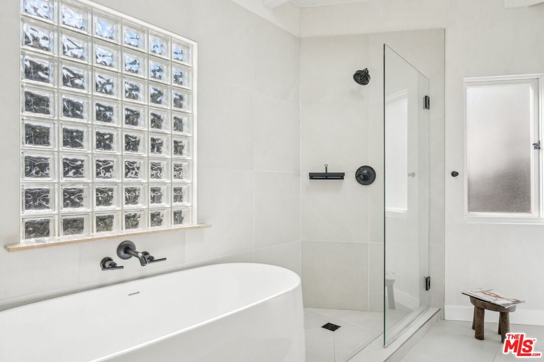 Sunset Crest Dr, 90046