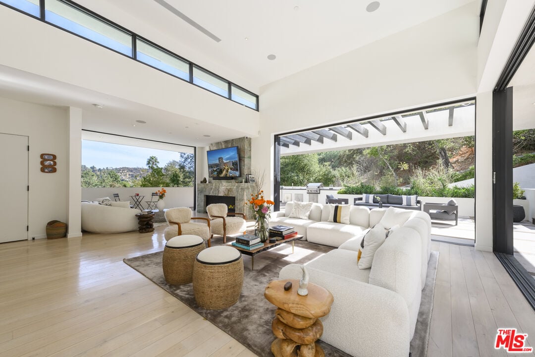 Pinnacle Manor, Willow Glen Rd, 90046