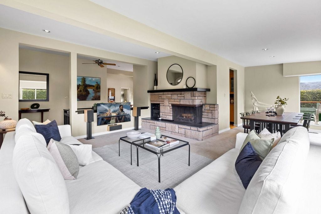 712 Fairway Dr