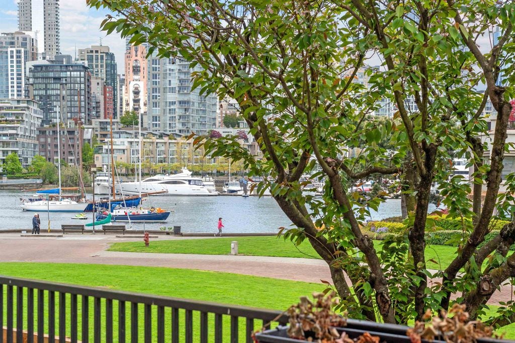 1869 Spyglass Pl, #211