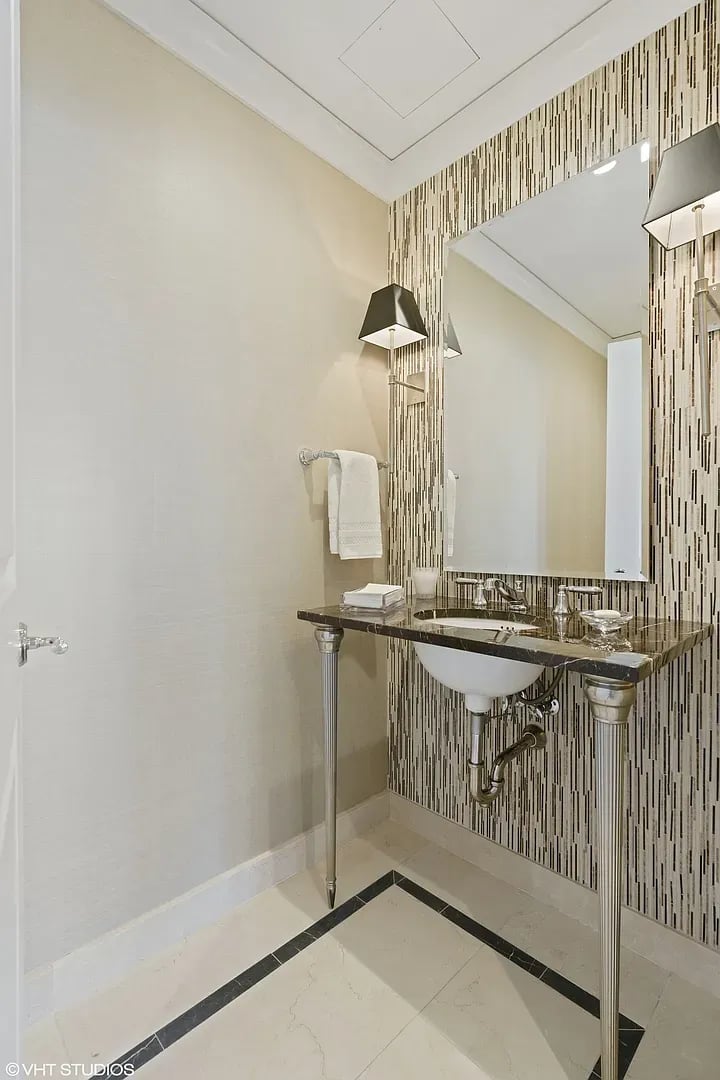 11 E Walton St APT 4202