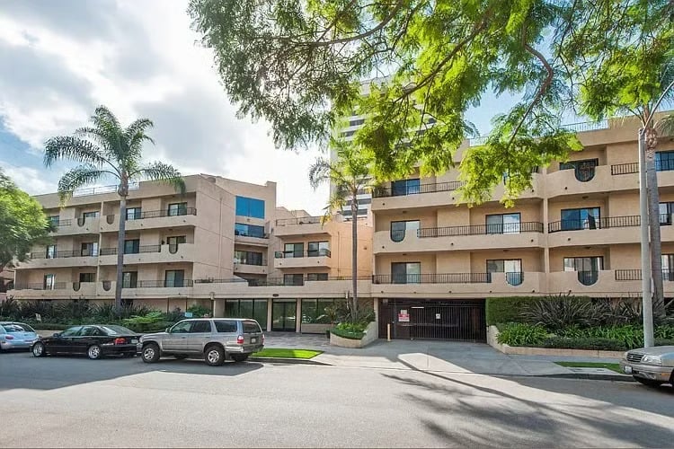 1633 S Bentley Ave #207