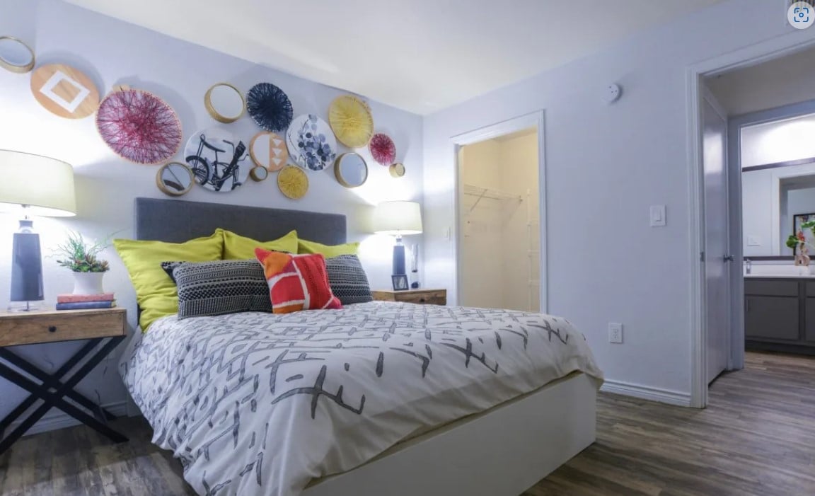 Amazing 2/2, walk to the Domain, up to 10 free weeks!