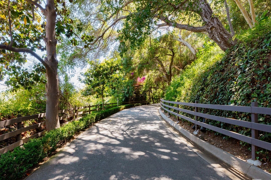 Mandeville Canyon Rd, 90049