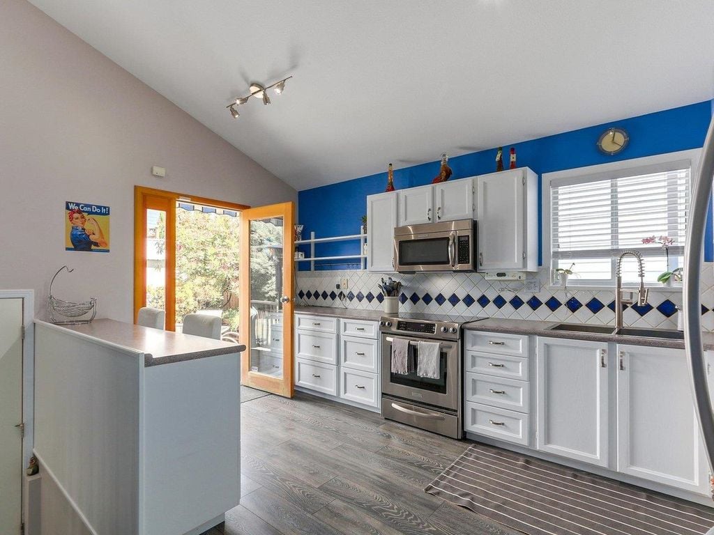 807 Porteau Pl