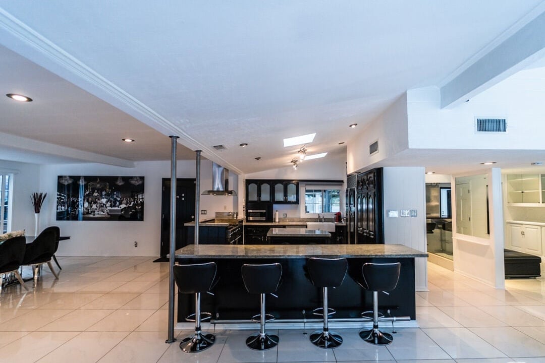 Evercrest Pavilion, Mulholland Dr, 90046