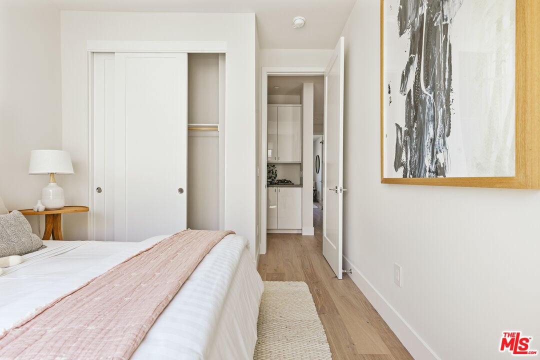 3218 S Barrington Ave