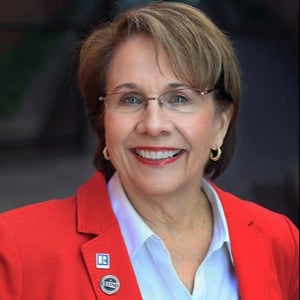 Marlyn Dickinson Waynesville, NC Real Estate Agent Headshot