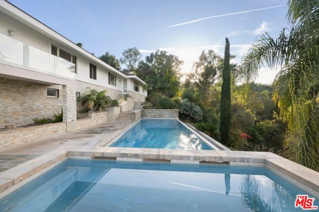 2 Pine Tree Ln