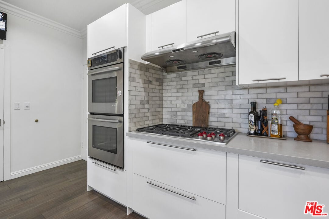 Solaris Manor, N Knoll Dr, 90068