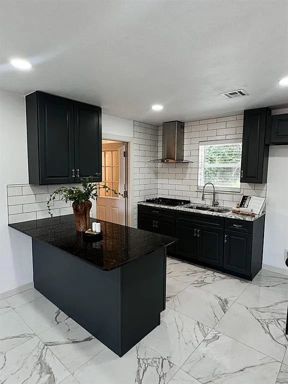 705 W Main St