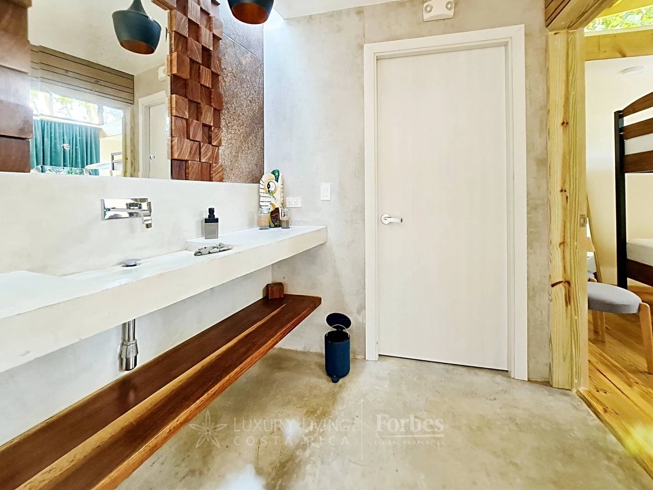 20391 - Property near the beach with hotel or private home potential