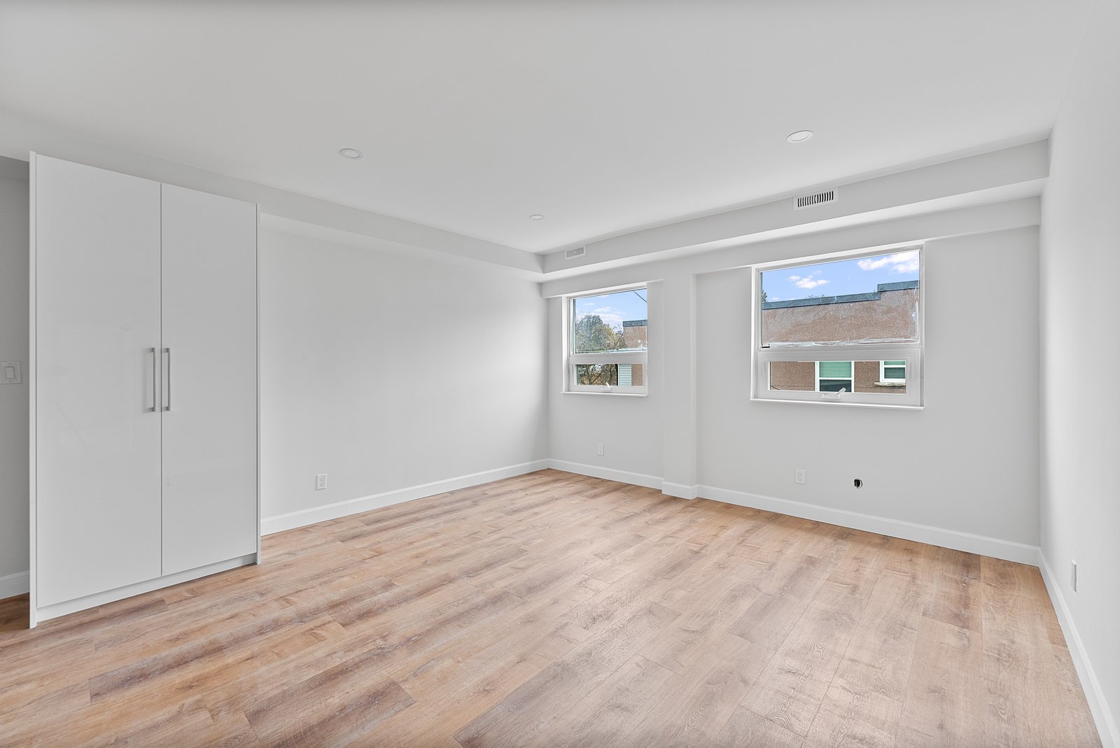 1328 Gerrard Street E 304