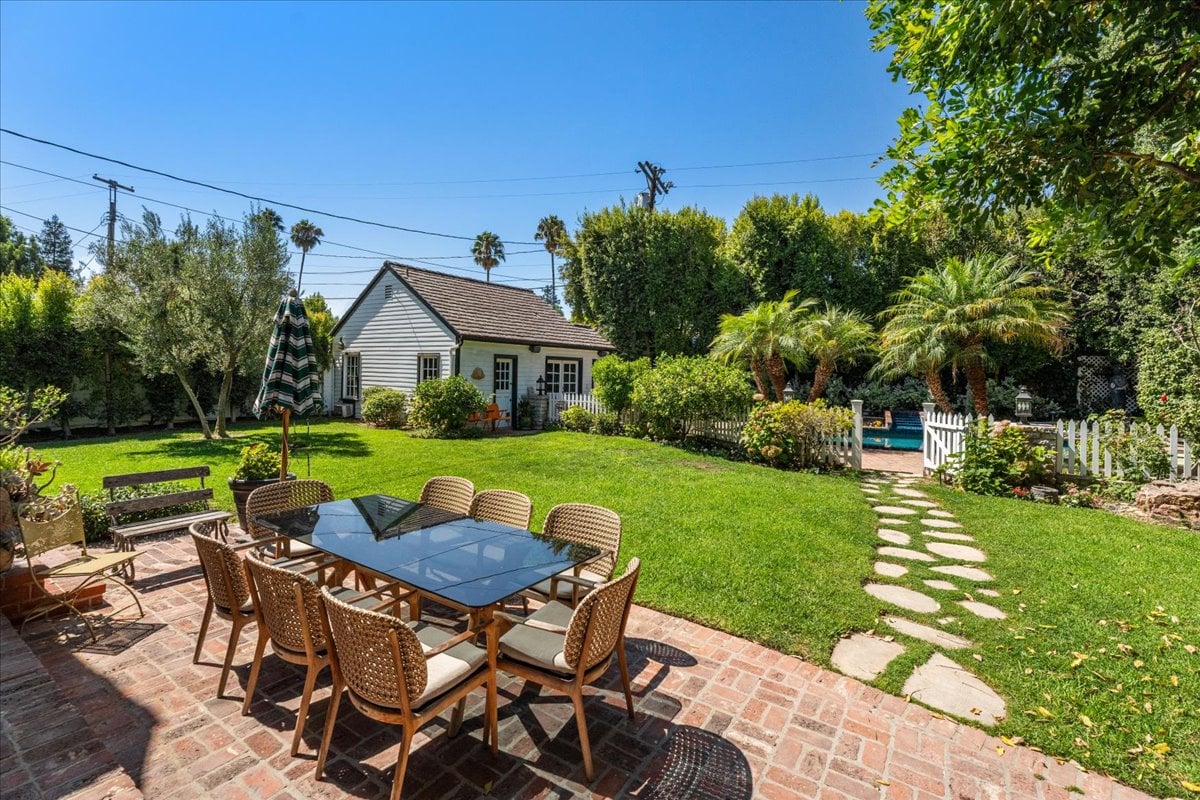 Toluca Lake 5  + 4 Traditional witih Pool & Guest House
