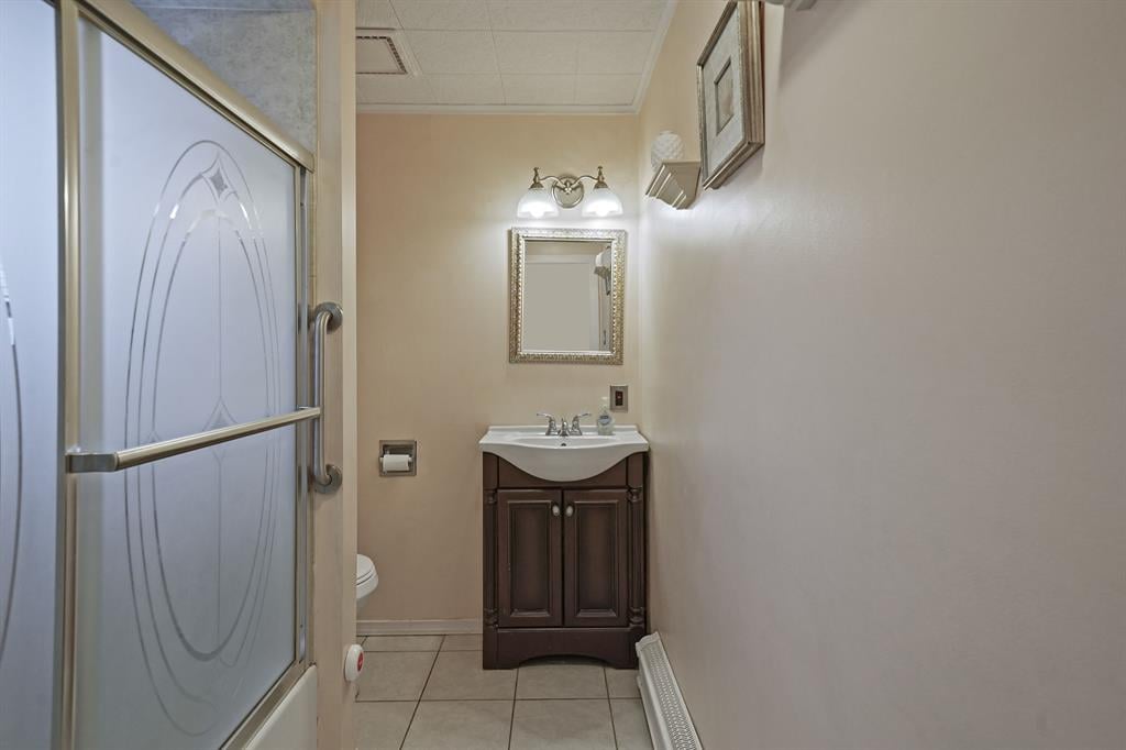 Undisclosed Address, Lindenhurst