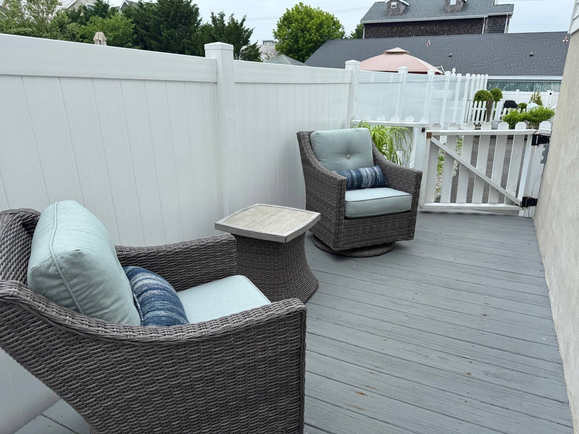 Beautiful Well Design on the First Floor With Outside Deck
