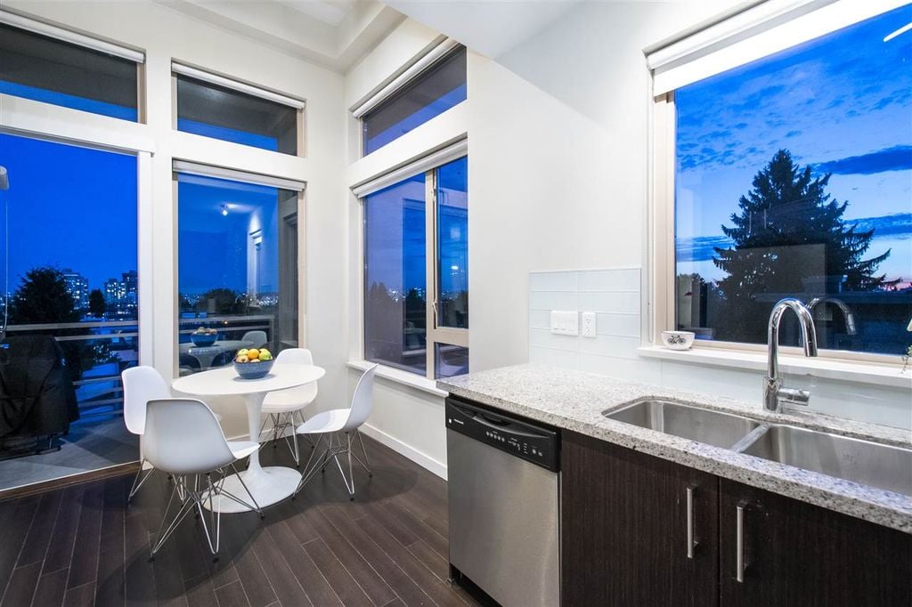 119 W 22nd St, #406