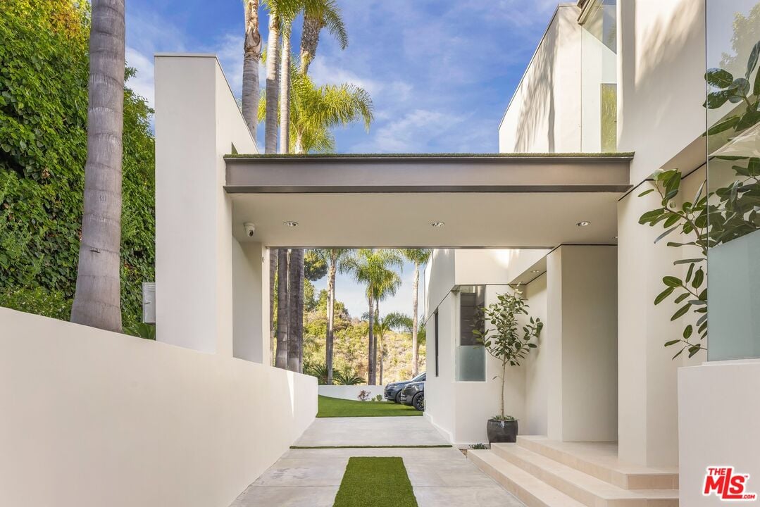 Monarch Crest, Sierra Mar Pl, 90069