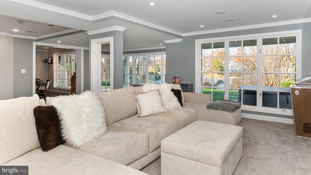 302 Holly Rd