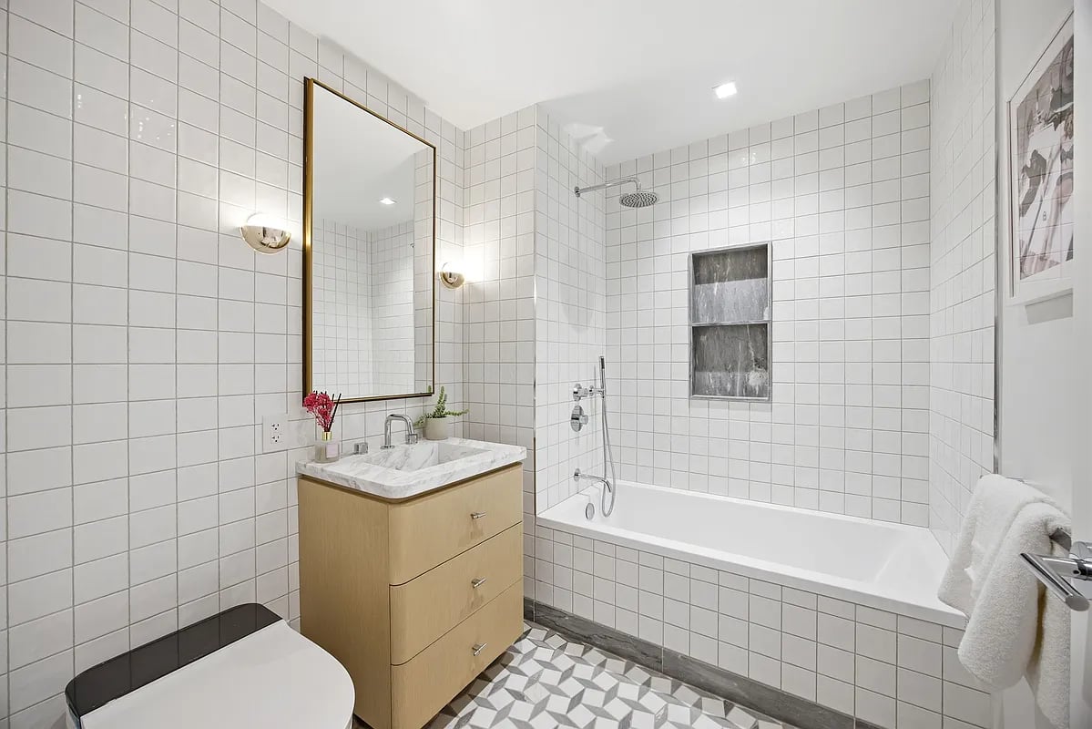 24-01 Queens Plaza North Unit: 206