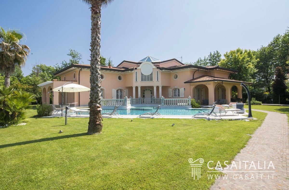Luxurious Villa in Forte Dei Marmi